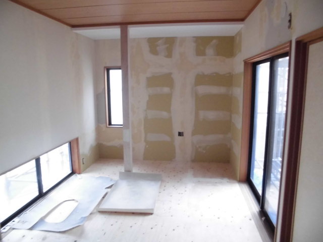 内装仕上げ　全室クロス等張替え、床一部フロアー張り。