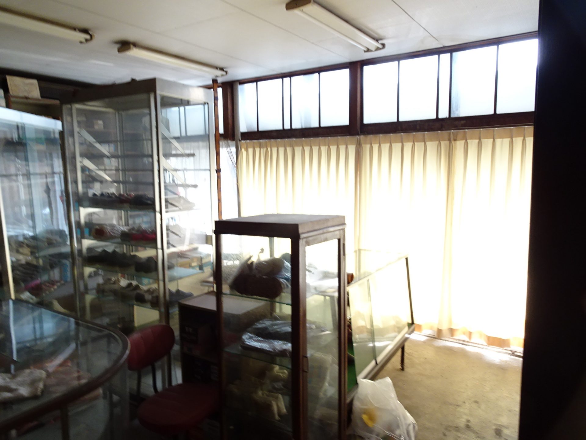 道路より右側店舗