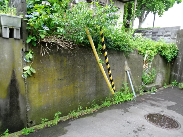 階段から1階建物へ