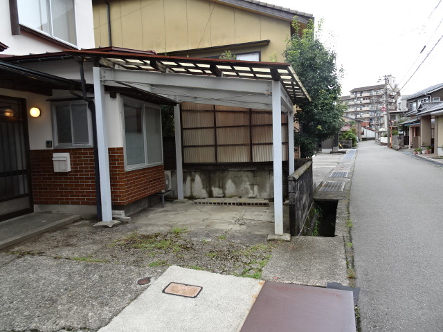 1部屋根付駐車場　1台込み
