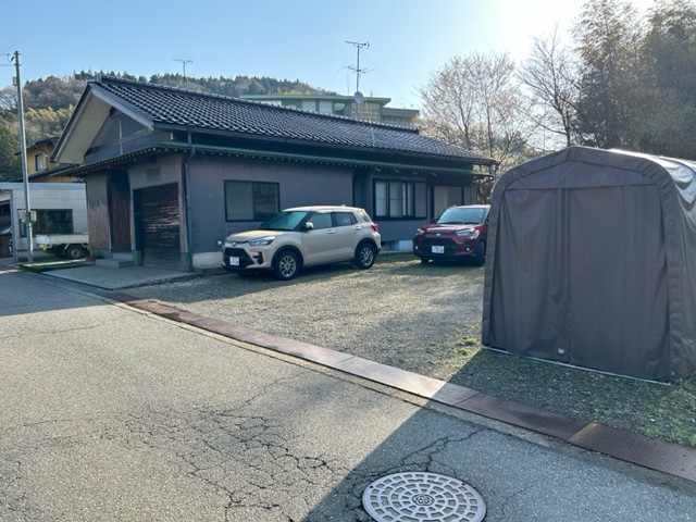 建物横　青空駐車場